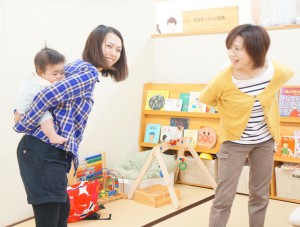 ママの手で楽しい抱っこ教室