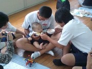 中学生と赤ちゃんの交流事業の様子は写真をクリック！